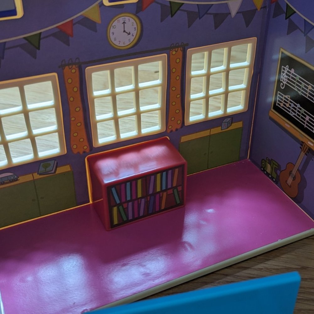 SOLD - Peppa Pig School house - Picture 4 of 8